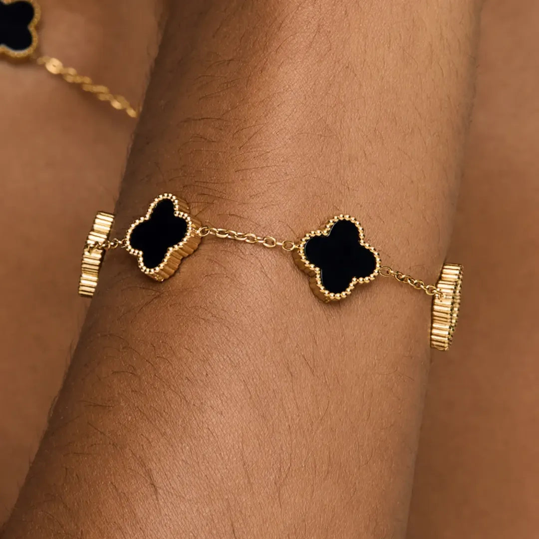Pulsera Trébol Negro con Acabado en Oro de 18K