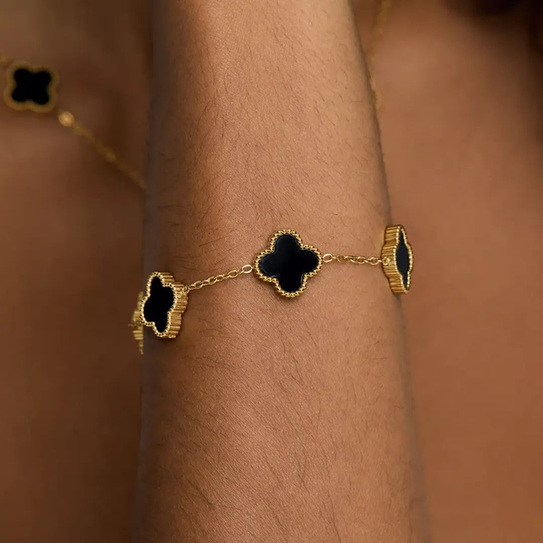 Pulsera Trébol Negro con Acabado en Oro de 18K
