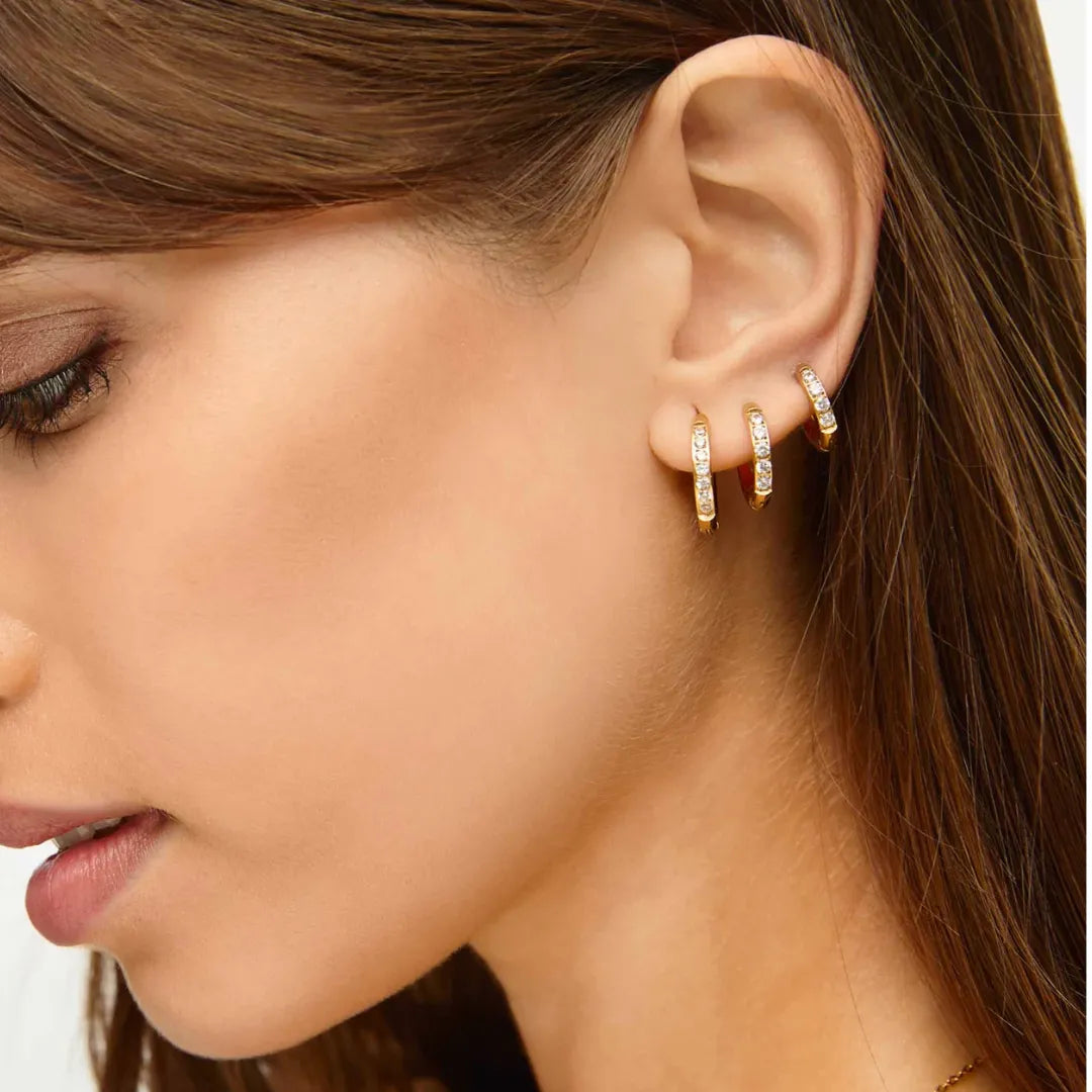 Aretes de Aro con Piedras Brillantes de 12MM con Acabado en Oro de 18K