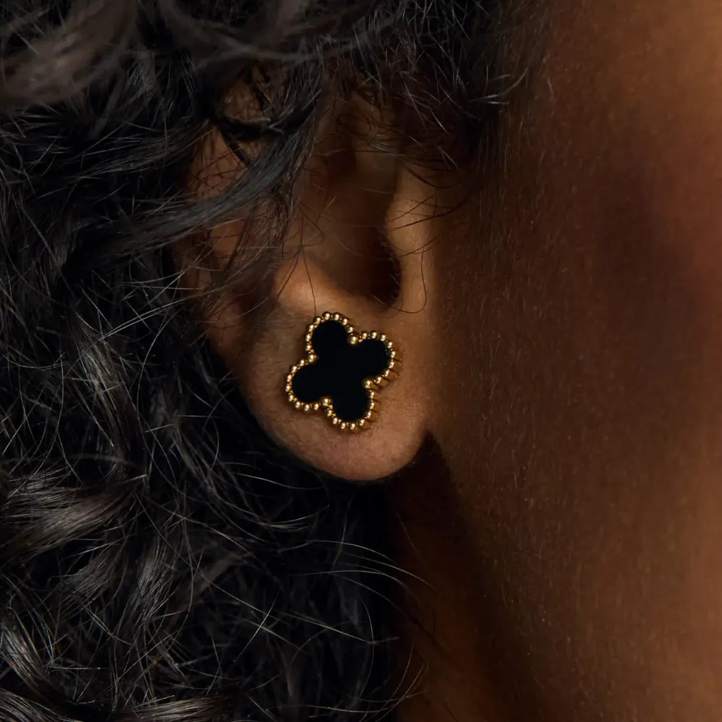 Aretes Trébol Negro con Acabado en Oro de 18K