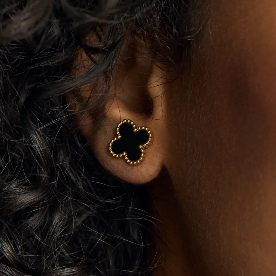 Aretes Trébol Negro con Acabado en Oro de 18K