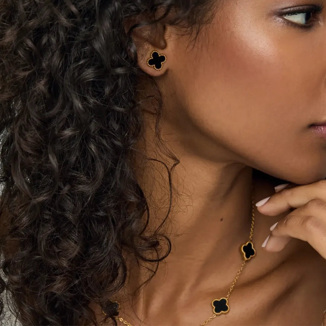 Aretes Trébol Negro con Acabado en Oro de 18K