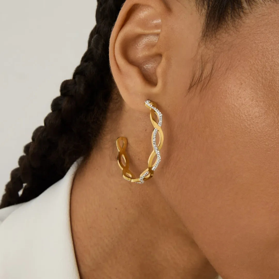 Aretes de Eslabones con Piedras Brillantes con Acabado en Oro de 18K