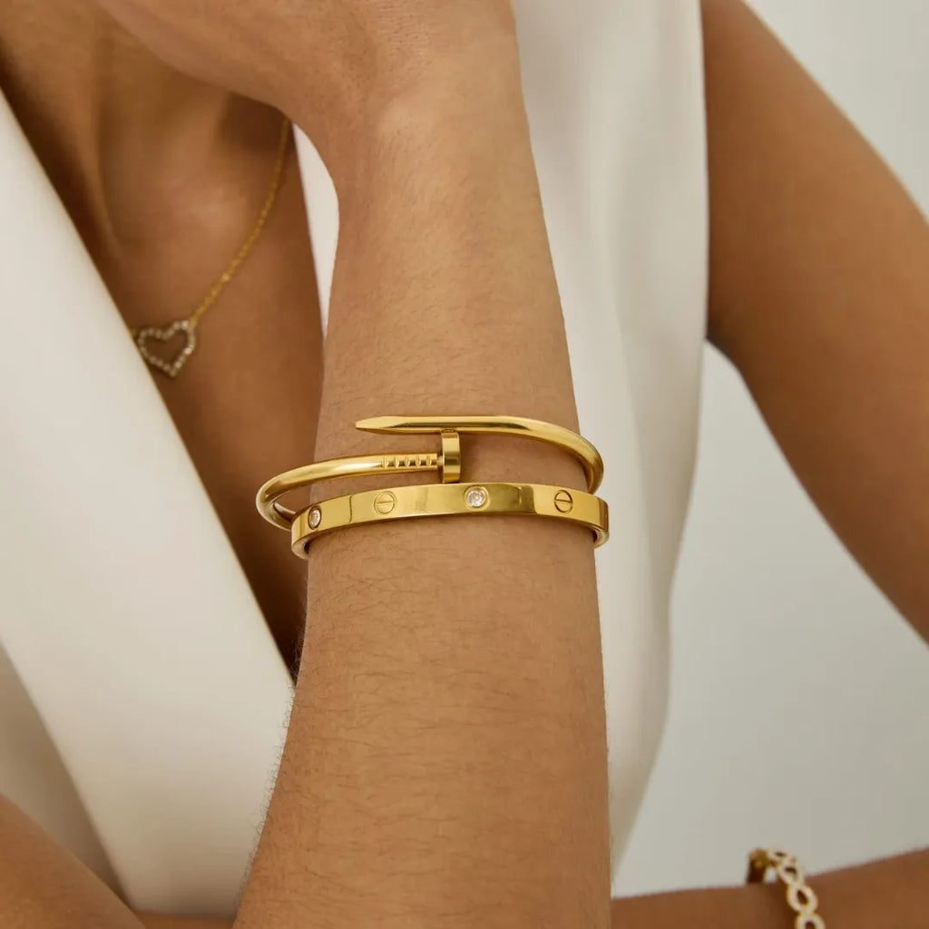 Brazalete Clavo con Acabado en Oro de 18K