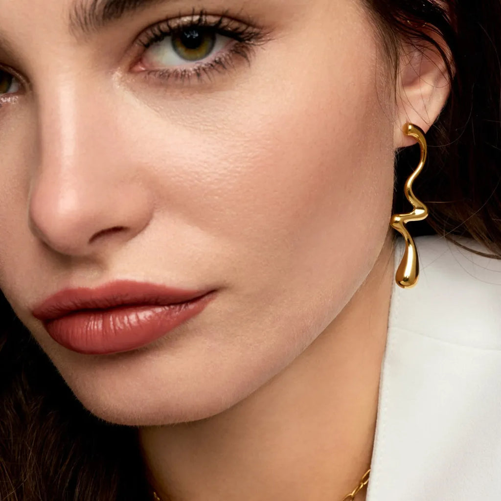 Aretes Curva Bañados en Oro 18k