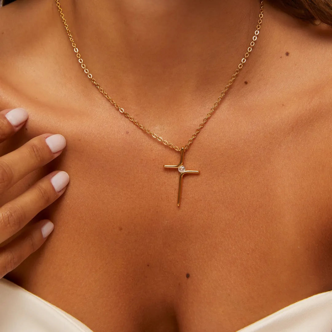 Collar Cruz con Piedra Bañado en Oro 18k