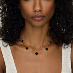 Collar Trébol Negro con Acabado en Oro de 18K