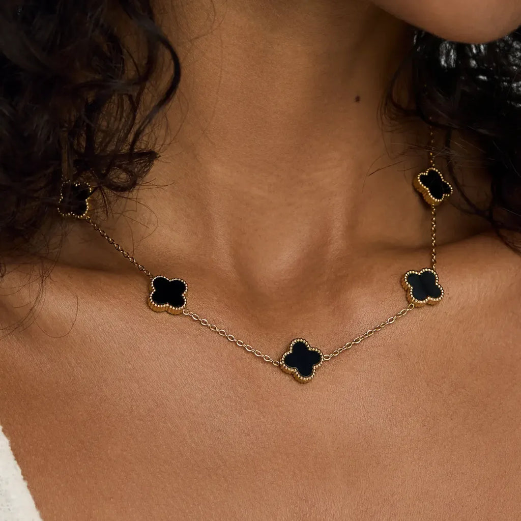 Collar Trébol Negro con Acabado en Oro de 18K