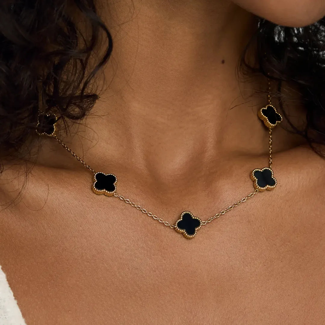Collar Trébol Negro con Acabado en Oro de 18K