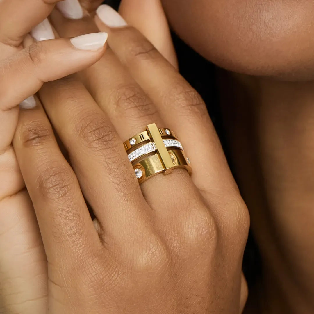 Anillo Triple Elegance con Acabado en Oro de 18K