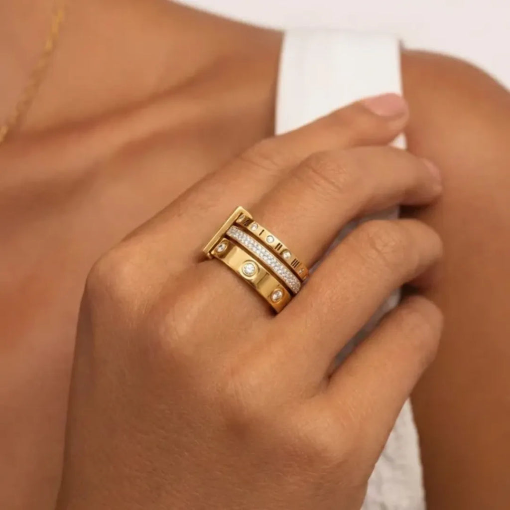 Anillo Triple Elegance con Acabado en Oro de 18K